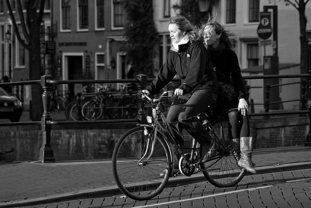 Девушки на велосипеде